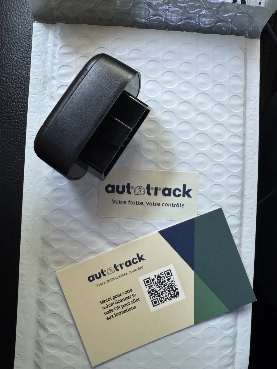 Le traceur GPS et sa carte de bienvenue AutoTrack dans leur emballage